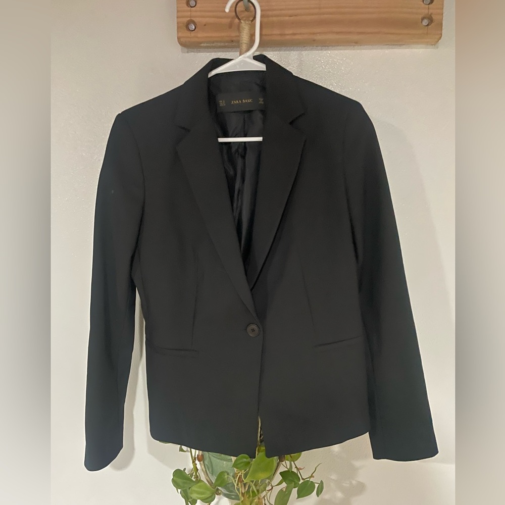 Zara size M classic straight cut flattering blazer.